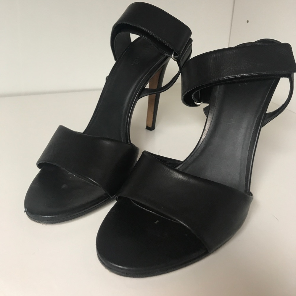 Vince by Vince Camuto strapping sandals! - Picture 3 of 7